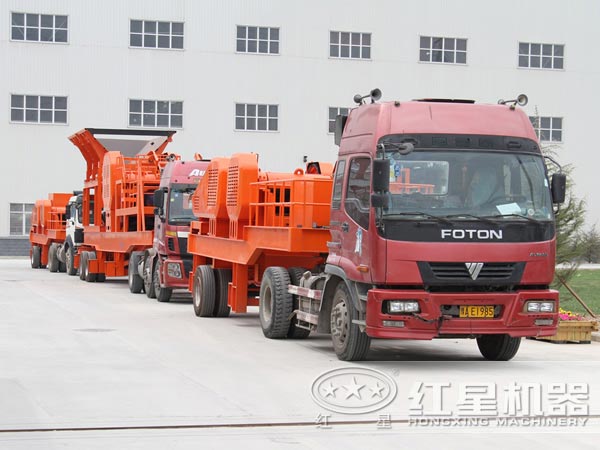 移動(dòng)破碎機(jī)發(fā)貨現(xiàn)場圖