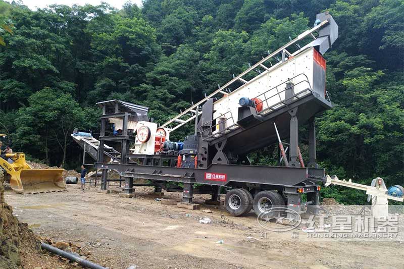 四合一移動破碎機(jī)作業(yè)現(xiàn)場