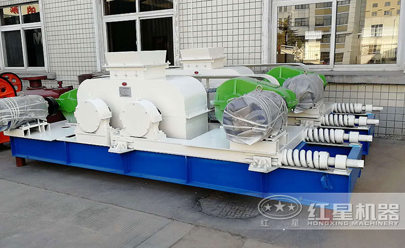 對(duì)輥制砂機(jī)現(xiàn)場實(shí)拍圖