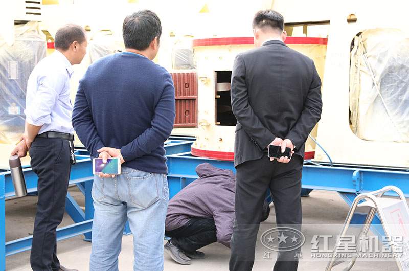 客戶來廠考察立軸復合破碎機設(shè)備