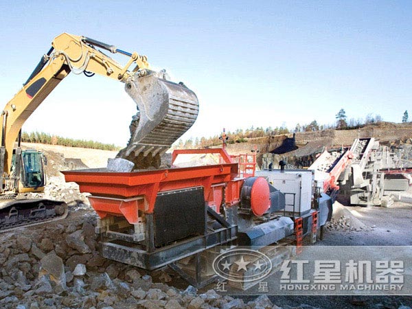 大型礦山移動(dòng)破碎站作業(yè)現(xiàn)場