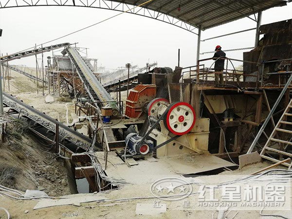顎式破碎機(jī)現(xiàn)場(chǎng)