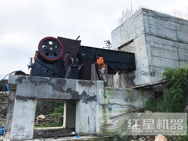 石膏顎式破碎機(jī)現(xiàn)場(chǎng)圖