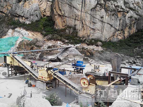 綠色環(huán)保鵝卵石制砂機(jī)作業(yè)現(xiàn)場