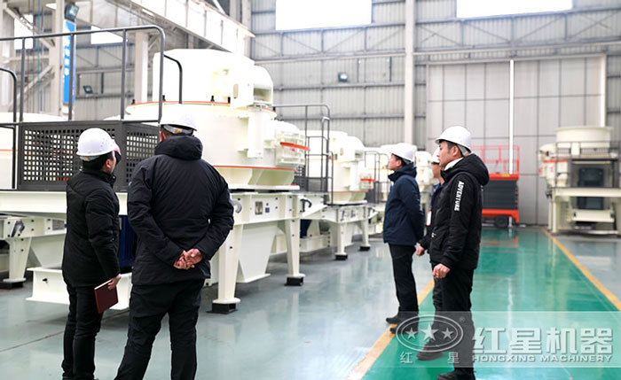 客戶到紅星機(jī)器廠區(qū)參觀河石制砂機(jī)