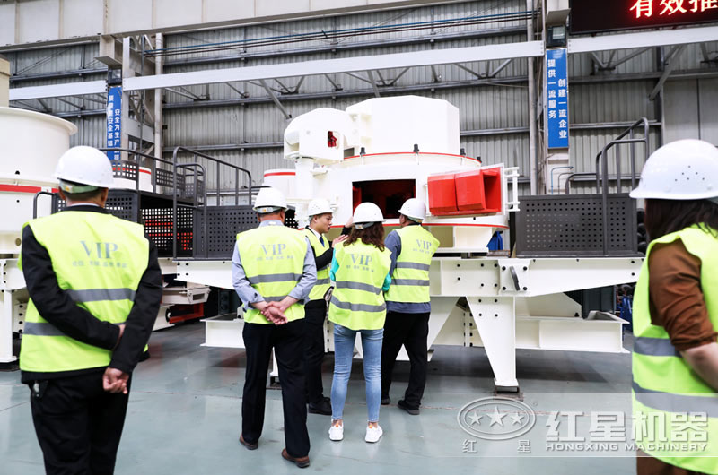 客戶到紅星機器廠區(qū)參觀河卵石碎砂機