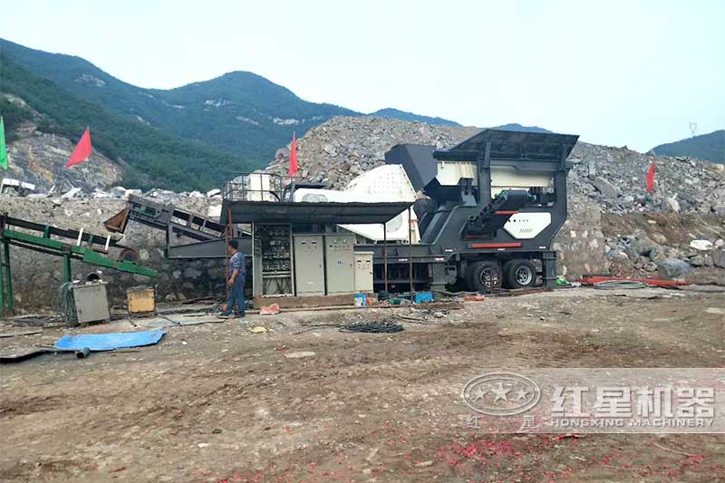 移動(dòng)重錘式破碎機(jī)現(xiàn)場