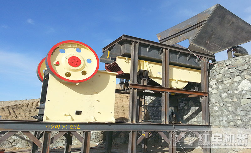 細(xì)顎破碎機(jī)250×1200現(xiàn)場
